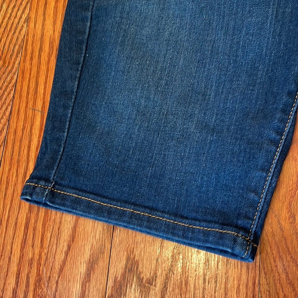 HOST PICK ⭐️ Like New Condition Levi’s Denim Shorts Size 26 - Picture 2 of 8